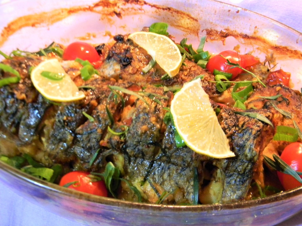 Stiuca la cuptor cu rosii cherry, usturoi si tarhon