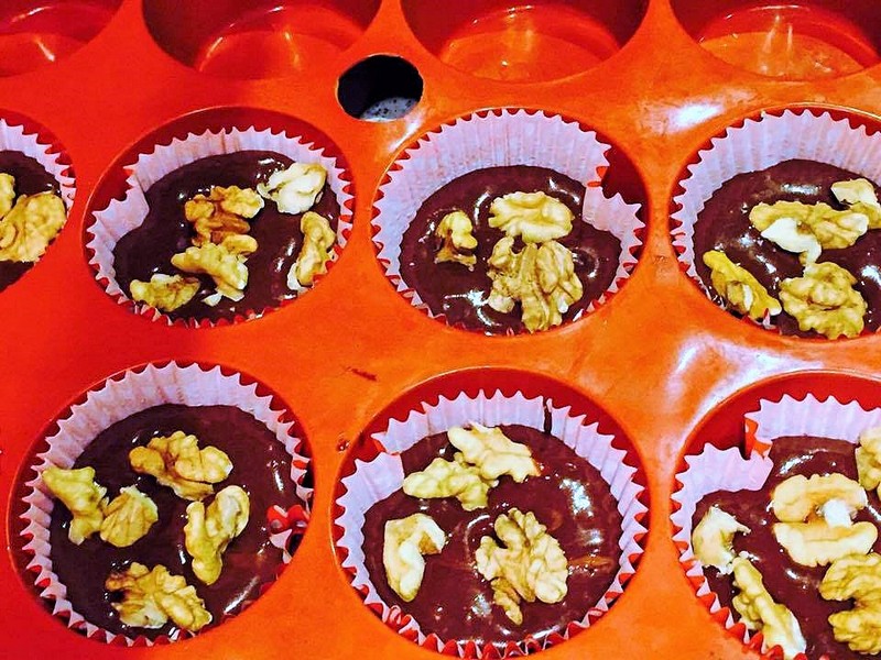 Muffins cu cacao, sirop de artar si nuci