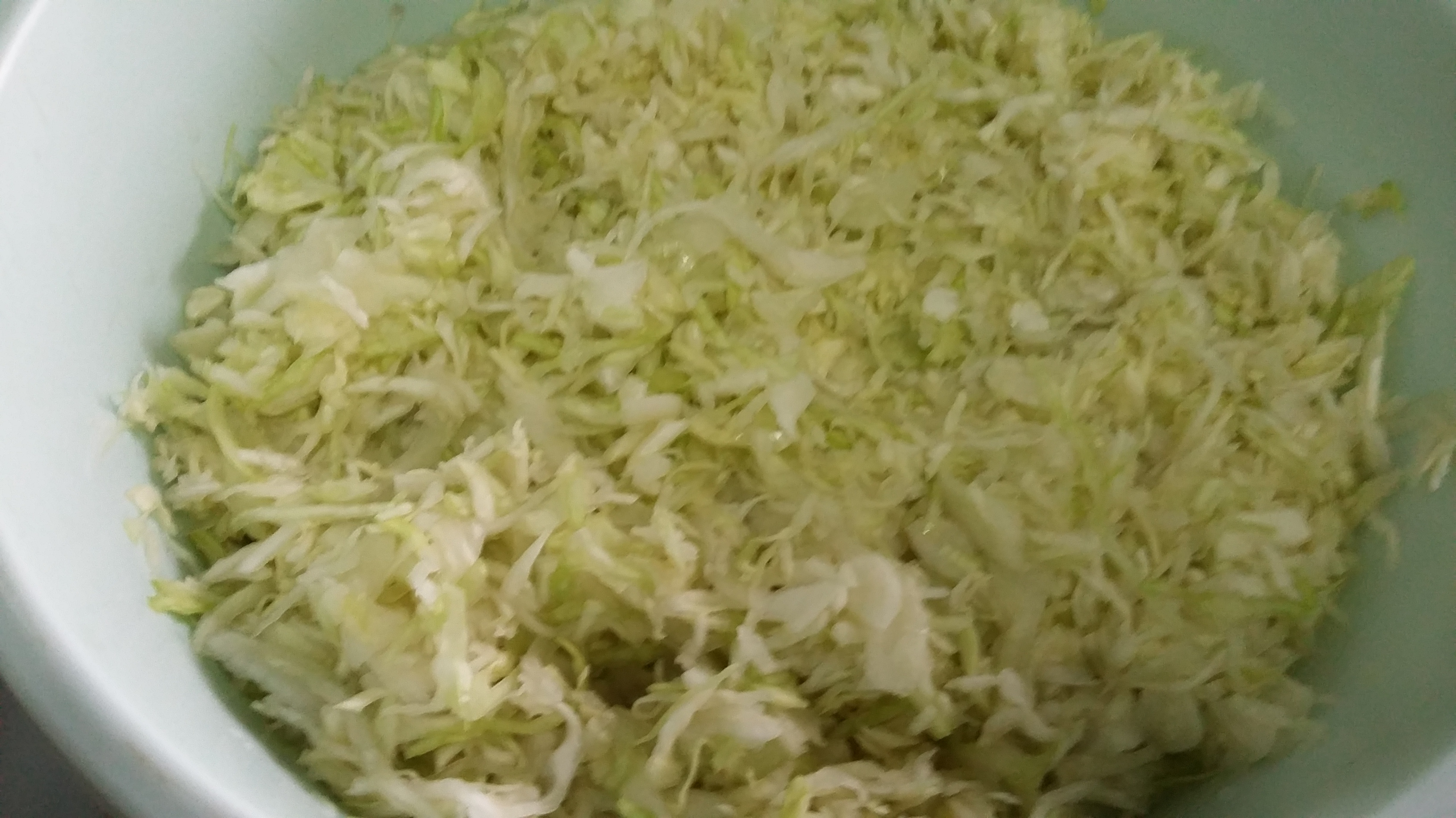Varza dulce cu carnati si carne de porc la slow cooker Crock-Pot