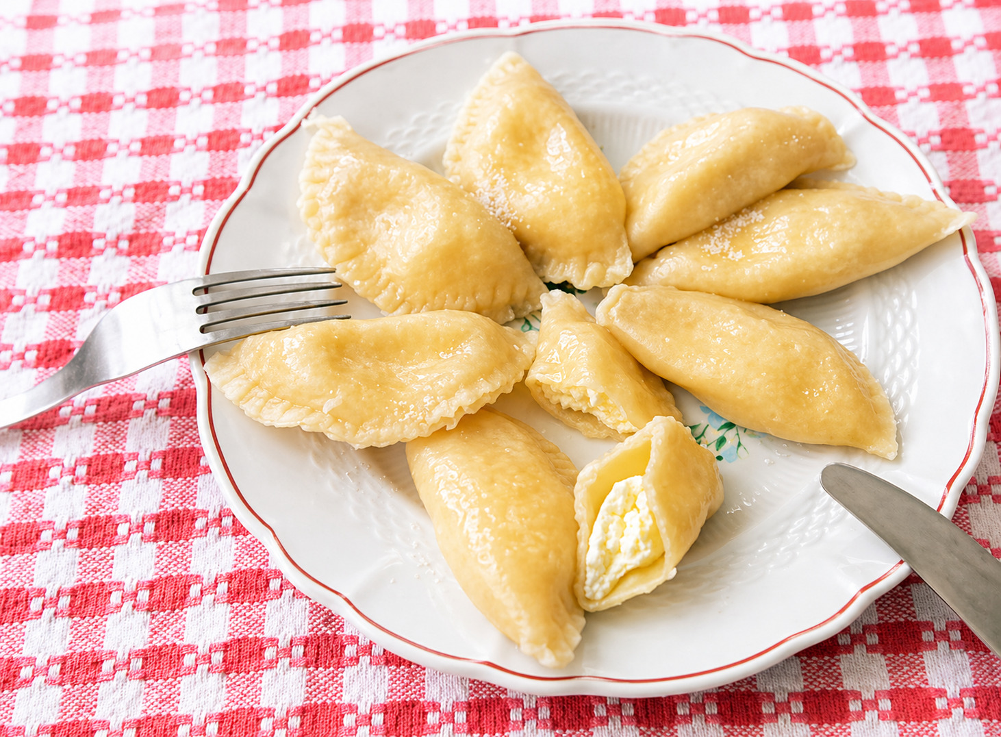 Cei mai buni coltunasi moldovenesti cu branza dulce