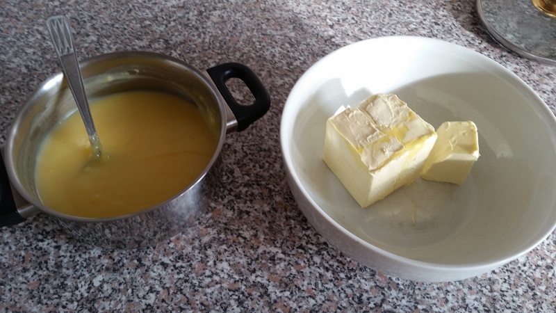 Prajitura cu crema si glazura de ciocolata