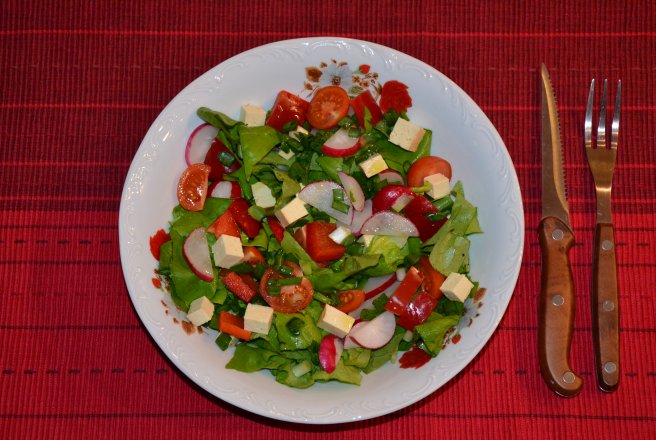 Salata cu tofu si rosii cherry