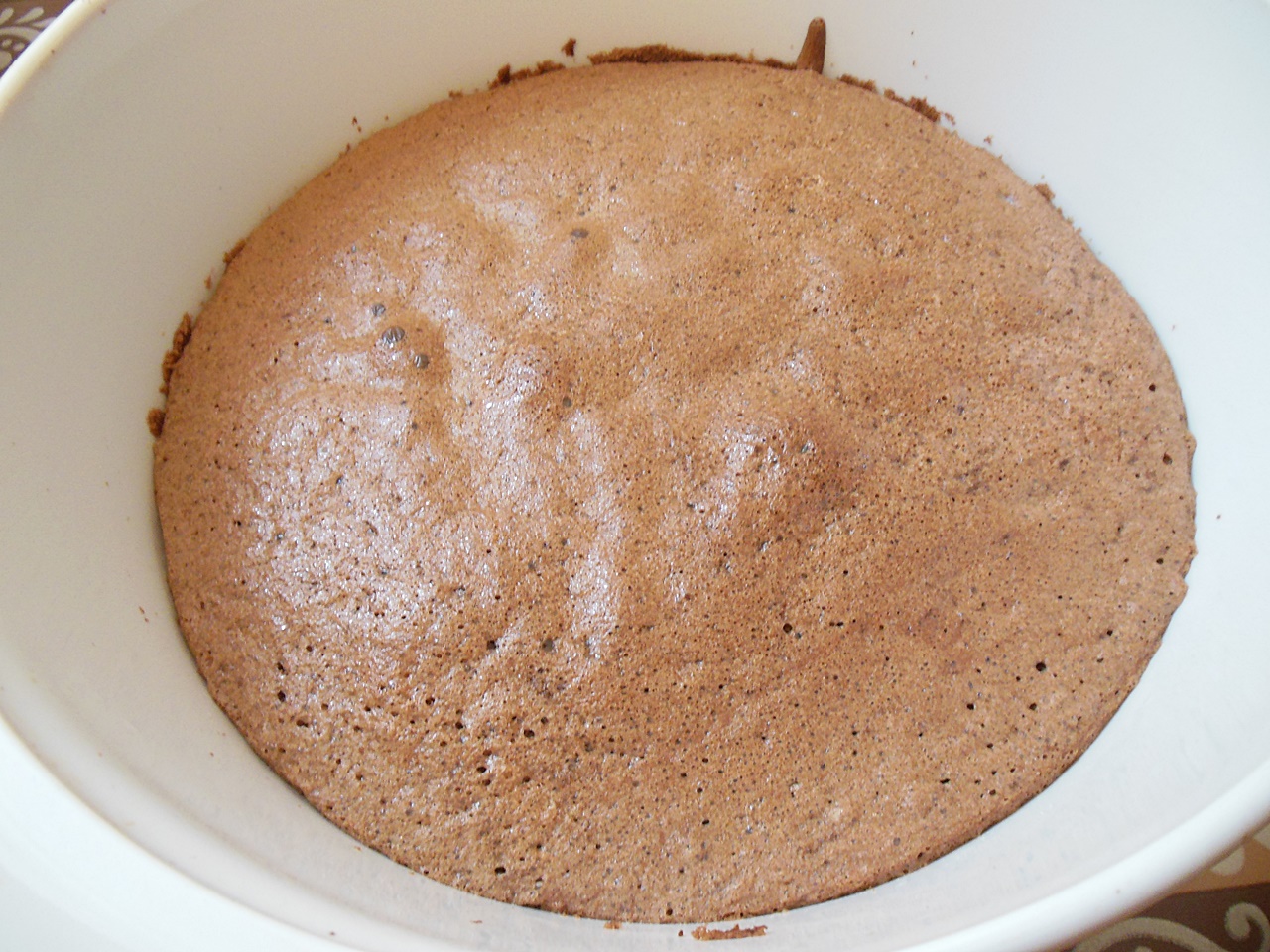 Desert tort cu crema de ciocolata, capsuni si bezele