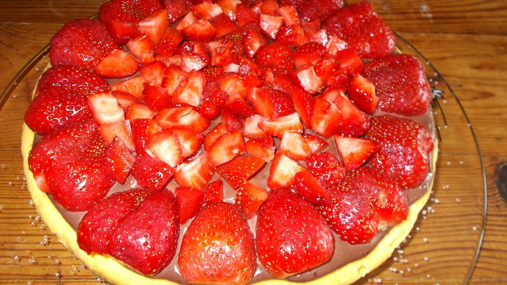 Desert tarta cu budinca de ciocolata si capsuni