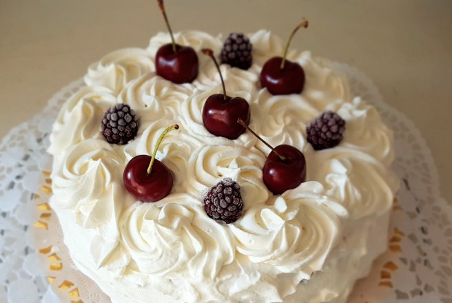 Desert tort cu crema de iaurt si fructe de padure