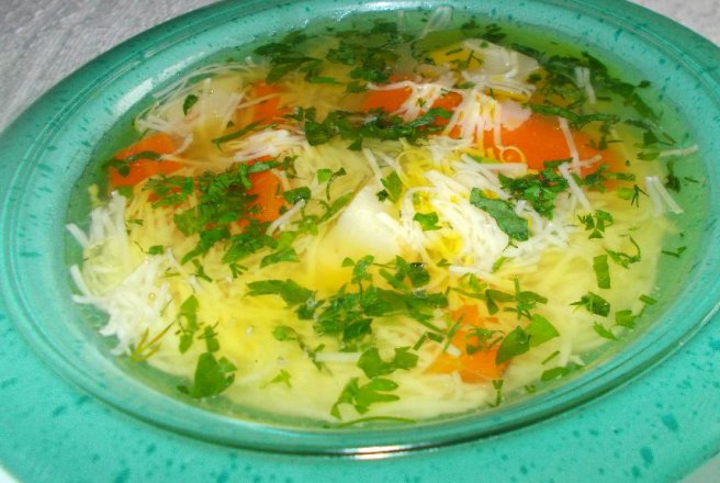 Reteta rapida si delicioasa de supa cu legume si taitei fini de casa