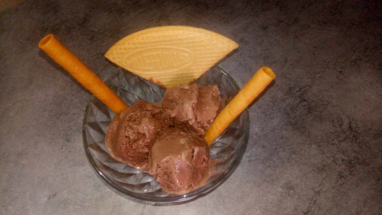 Desert inghetata de casa cu aroma de cacao si rom