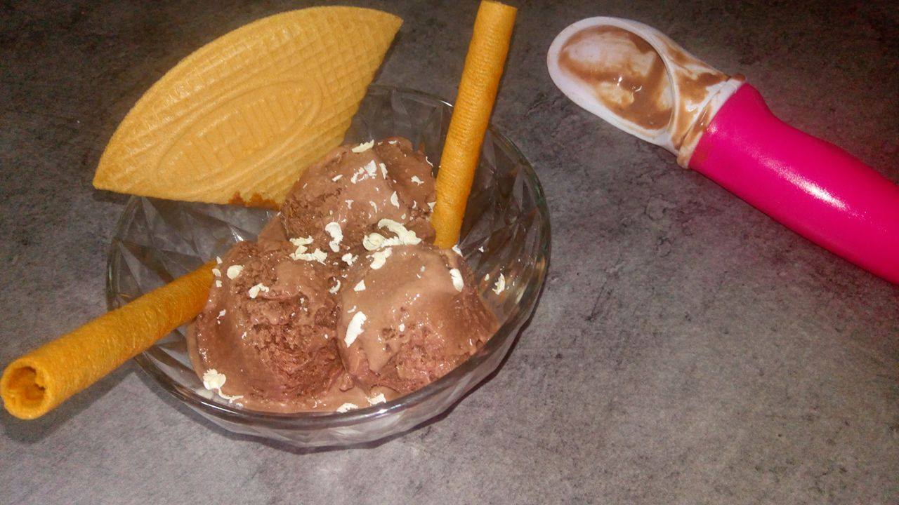 Desert inghetata de casa cu aroma de cacao si rom