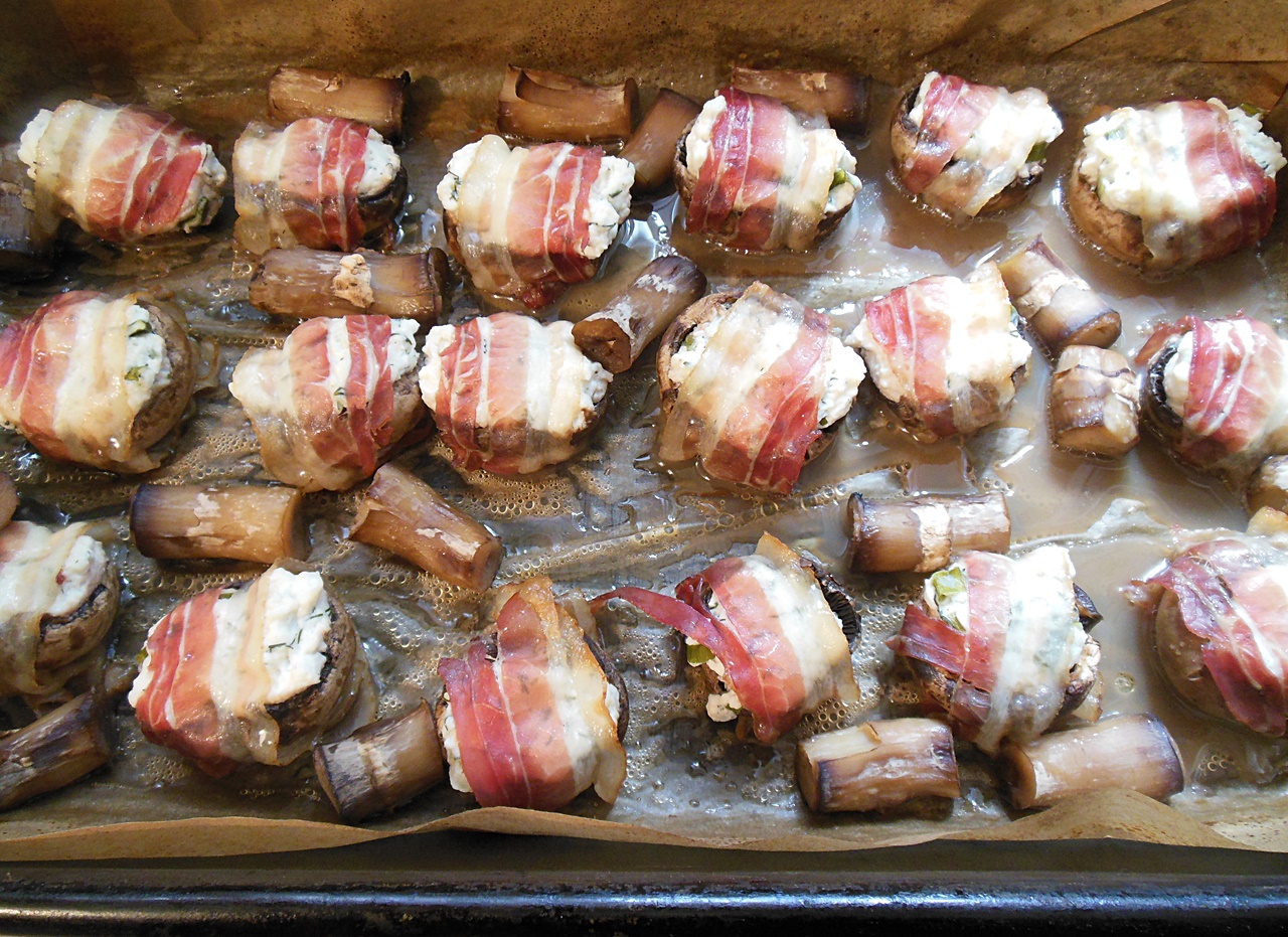 Aperitiv ciuperci umplute cu ricotta, invelite in bacon
