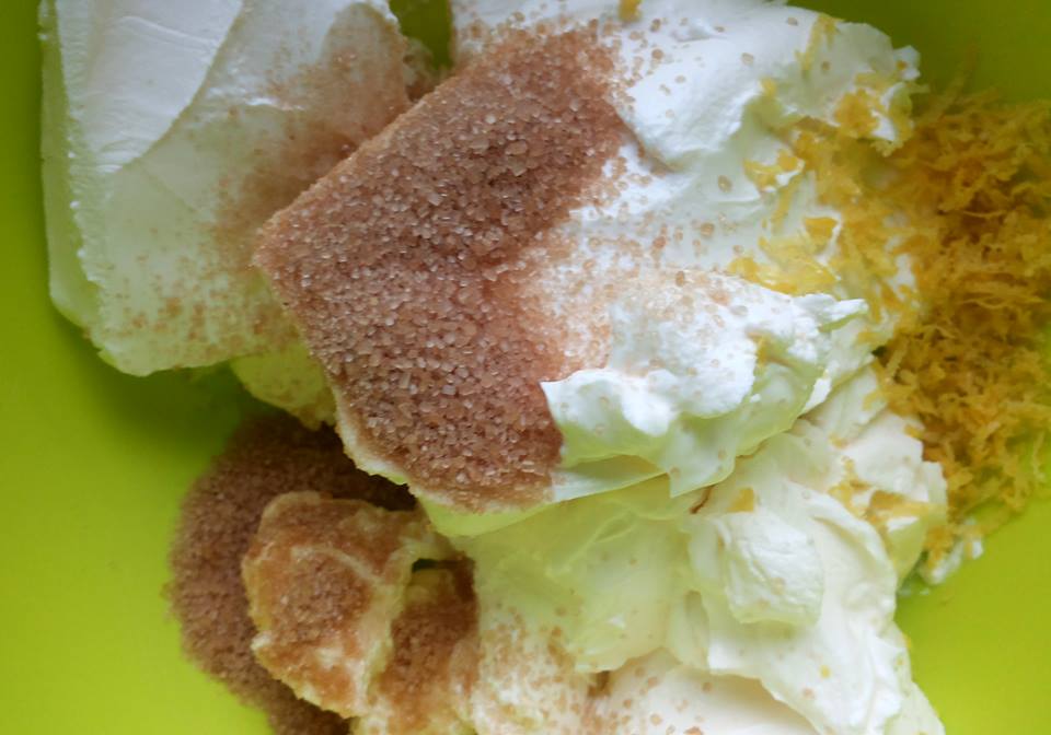 Desert cheesecake inimos cu sos de afine