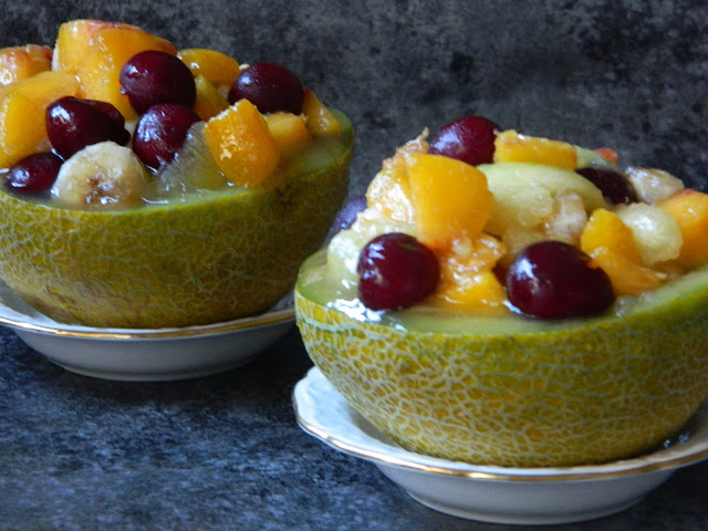 Desert pepene galben umplut cu fructe