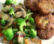 Chiftelute din dovlecei cu garnitura de legume-5