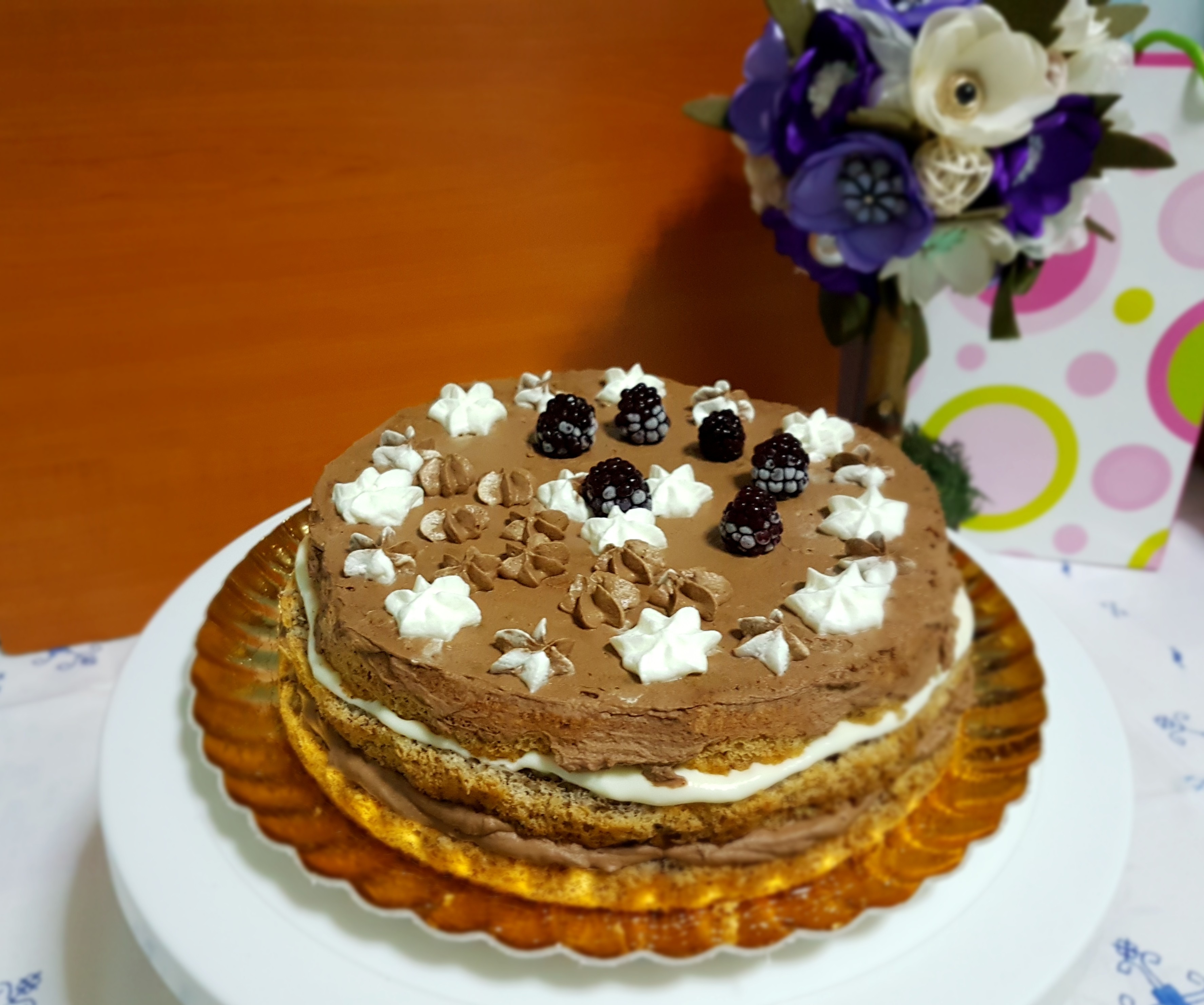 Desert tort cu crema de ciocolata si crema de branza cu lapte condensat