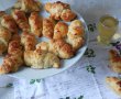Aperitiv cornuri sarate cu branza-8