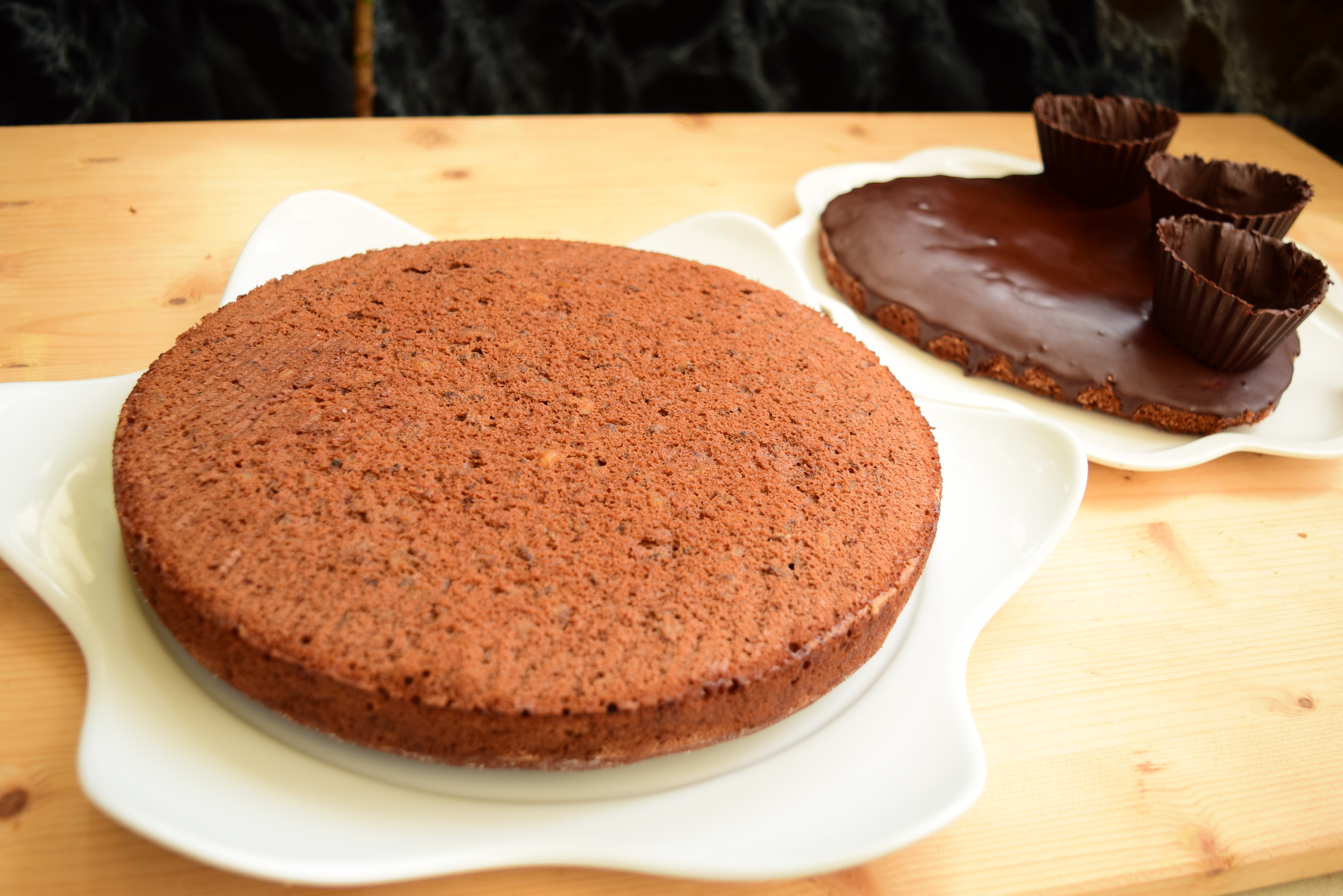 Desert tort ciocolatos cu crema de lamaie si fructe de padure