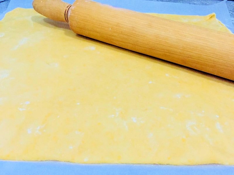 Desert placinta delicioasa cu aluat fraged si branza dulce sarata