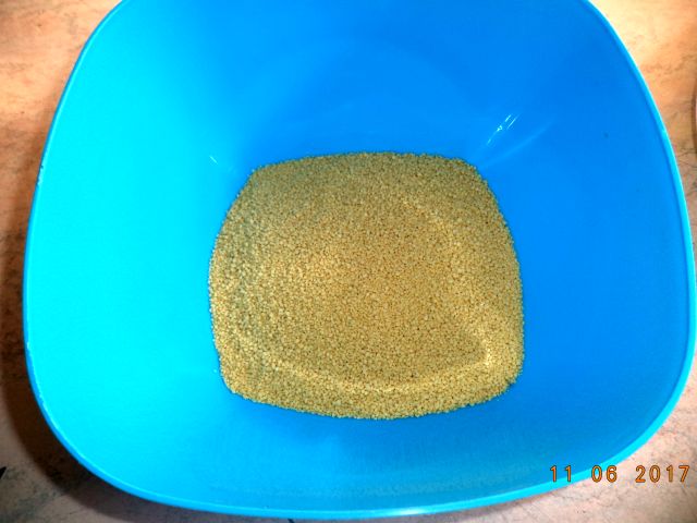 Ciuperci umplute pe pat de cuscus