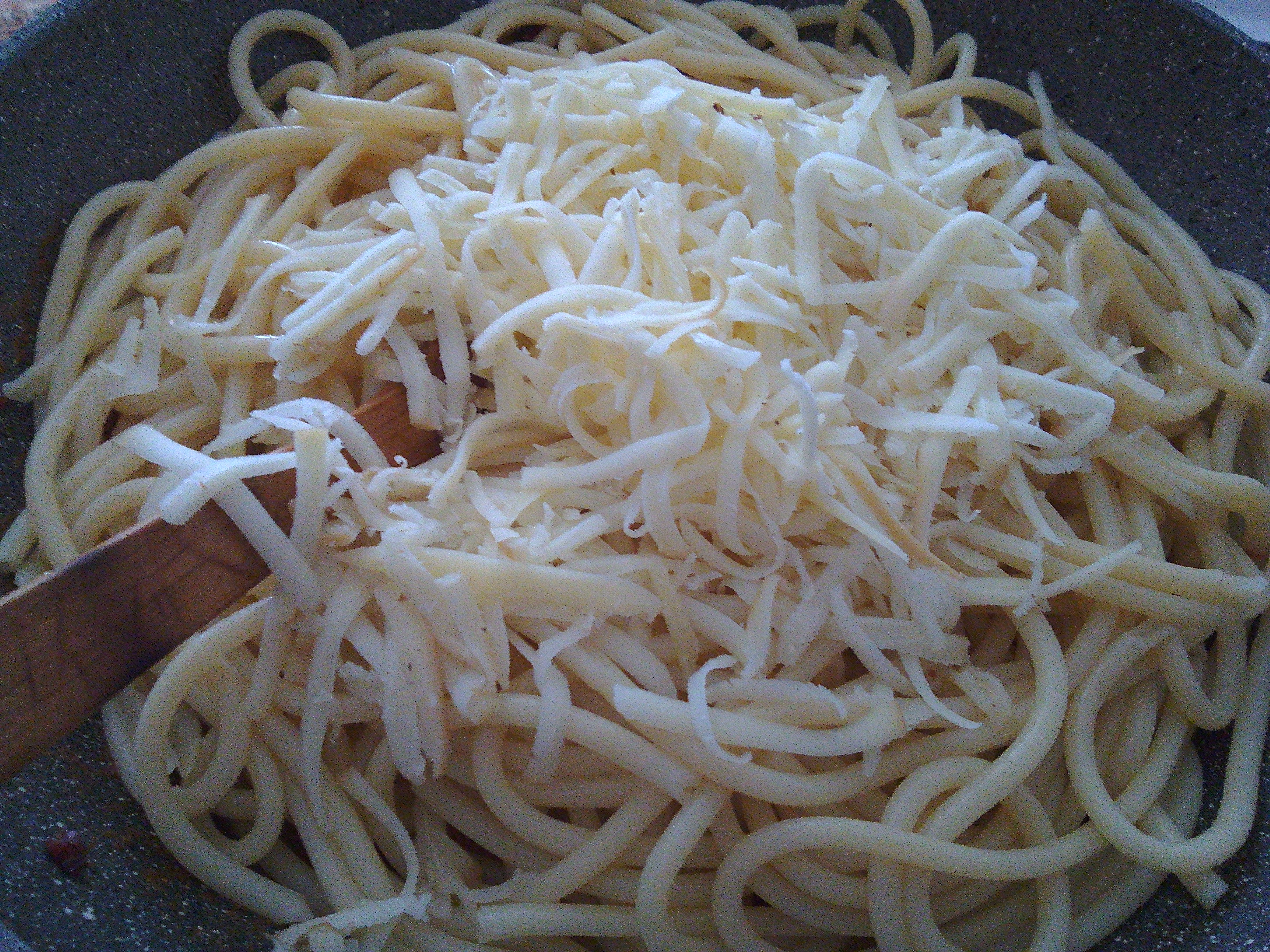 Bucatini cu friptura ramasa si sos cu branzeturi