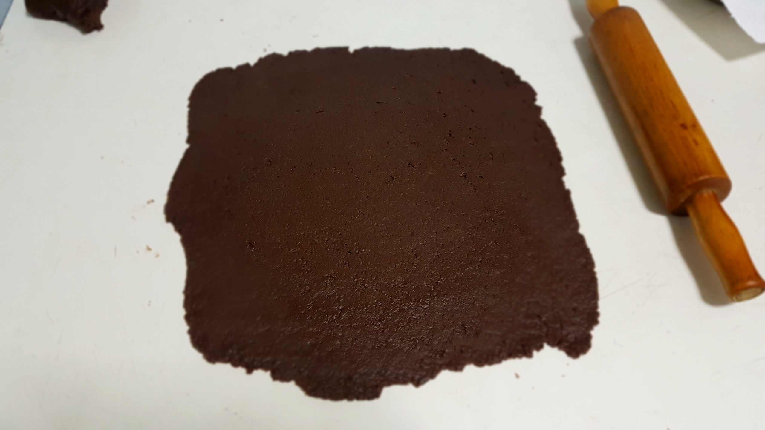 Desert prajitura cu foi de cacao si crema cu lapte condensat