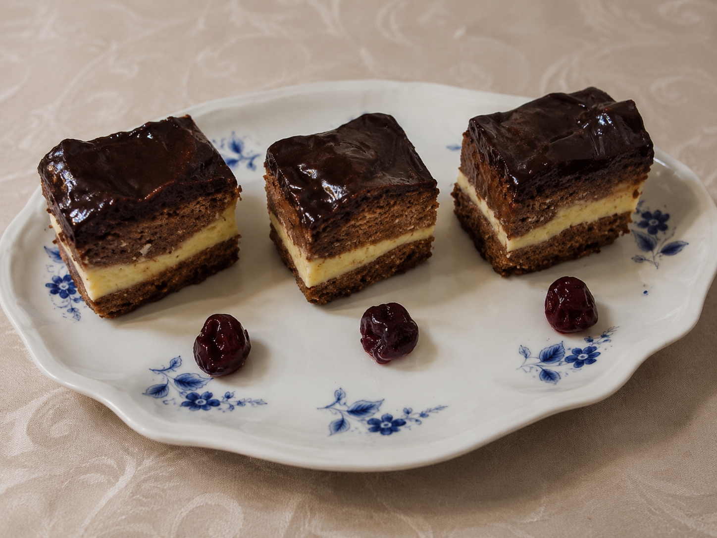 Cheesecake cu visine si ciocolata