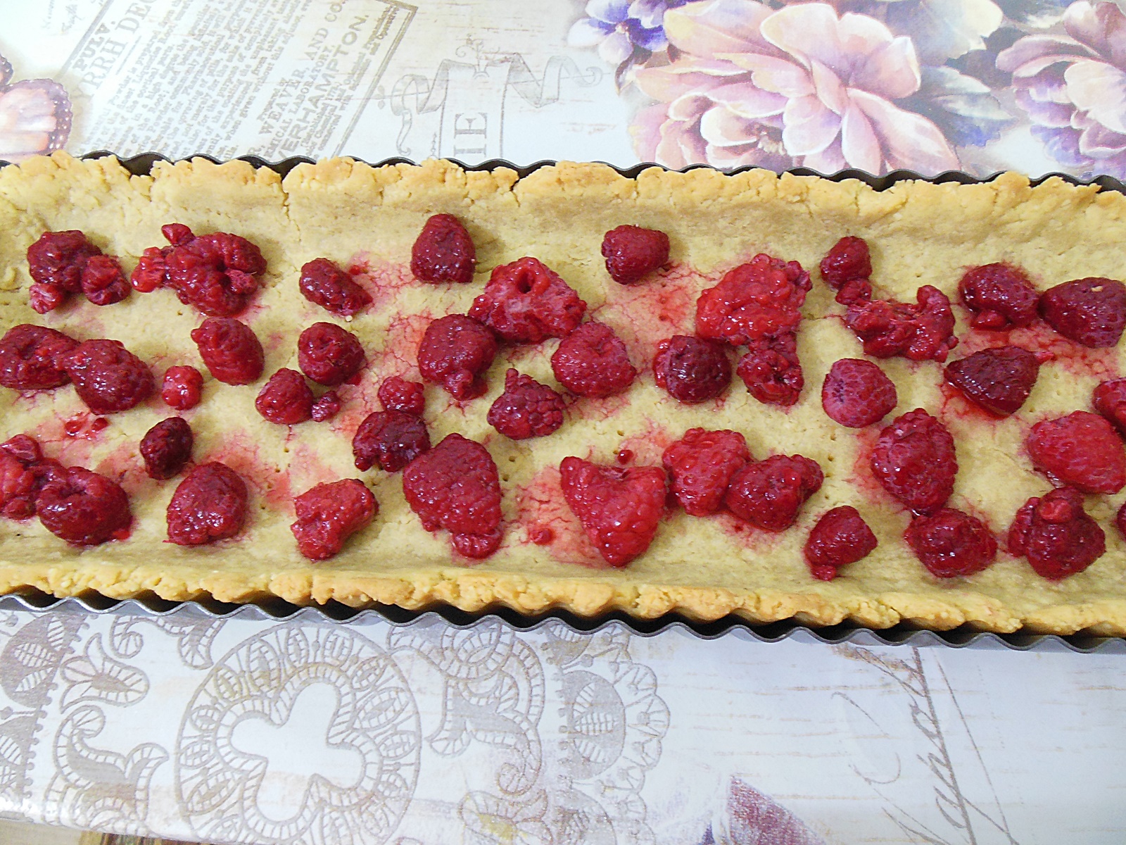 Desert tarta cu crema cu lapte de cocos, caju si zmeura