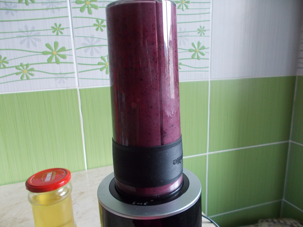 Smoothie cu iaurt gras, miere si afine