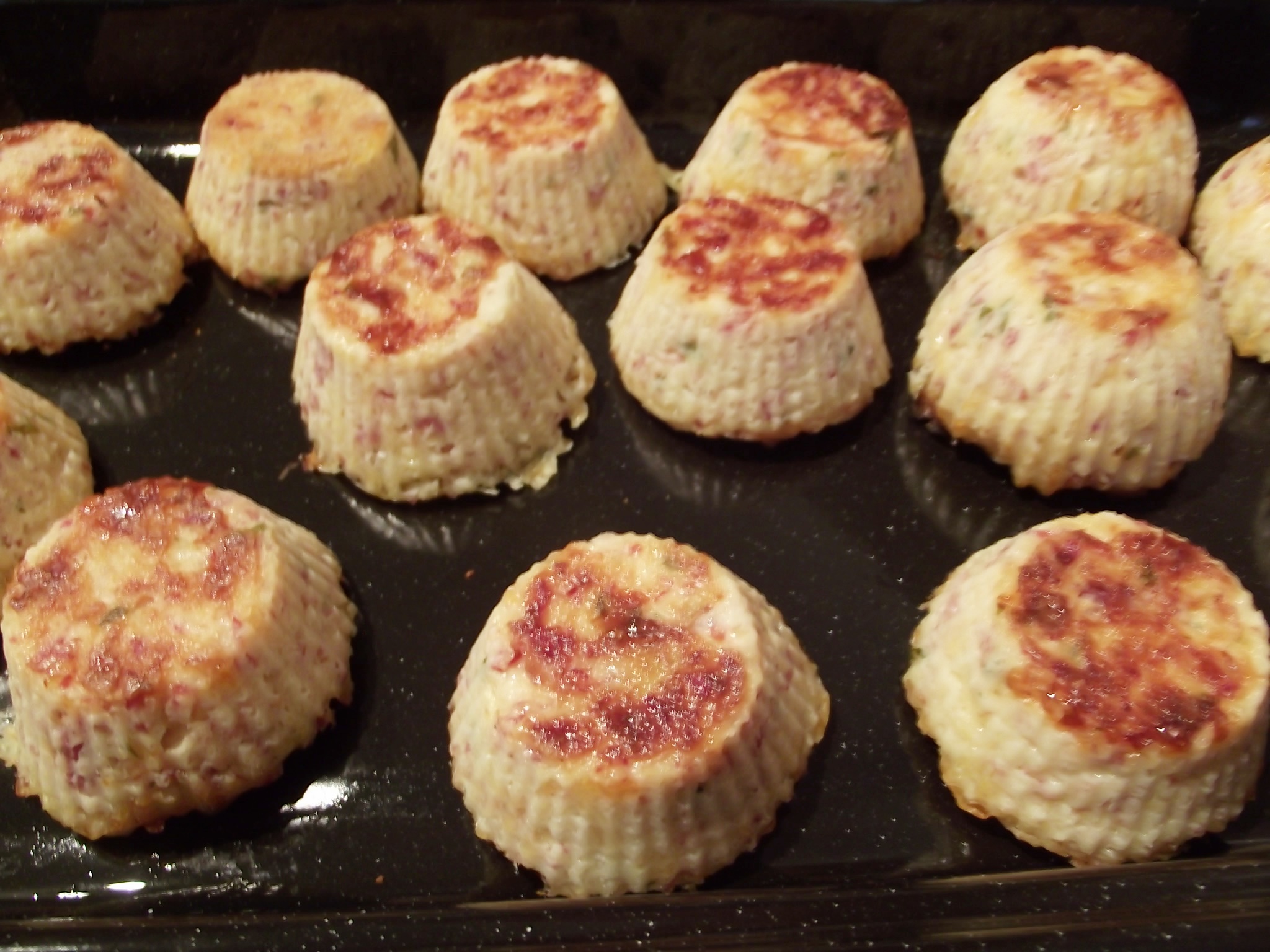 Briose din cartofi cu bacon in sos de rosii