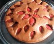 Desert prajitura cu iaurt, cacao si capsuni-5
