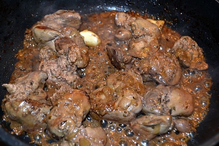 Rulada de pui cu ficatei picanti si oregano