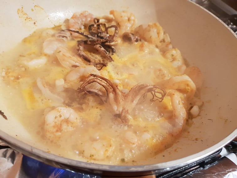 Fructe de mare cu sos de smantana si ierburi aromatice
