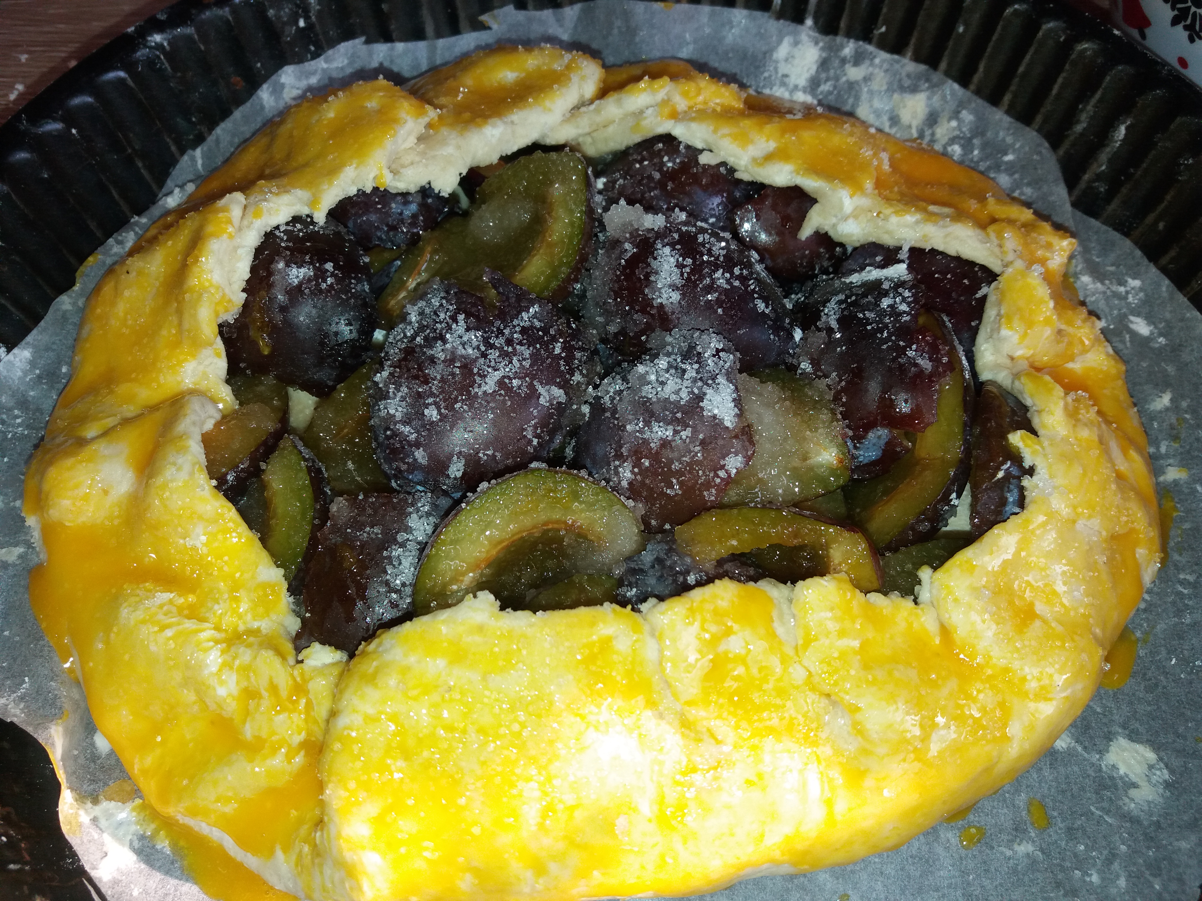 Desert tarta Galette cu prune si scortisoara