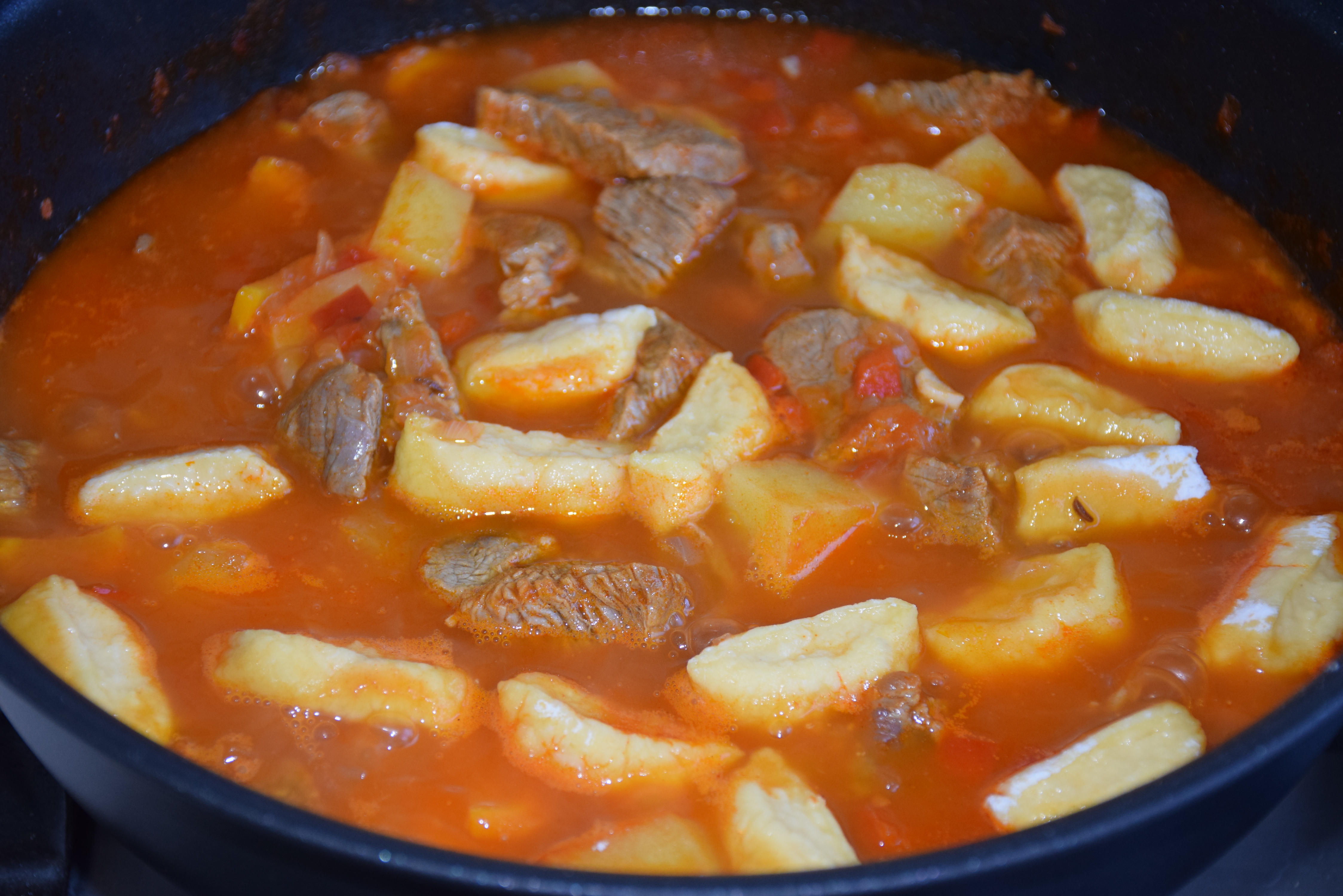 Gulas unguresc cu galuste si cartofi