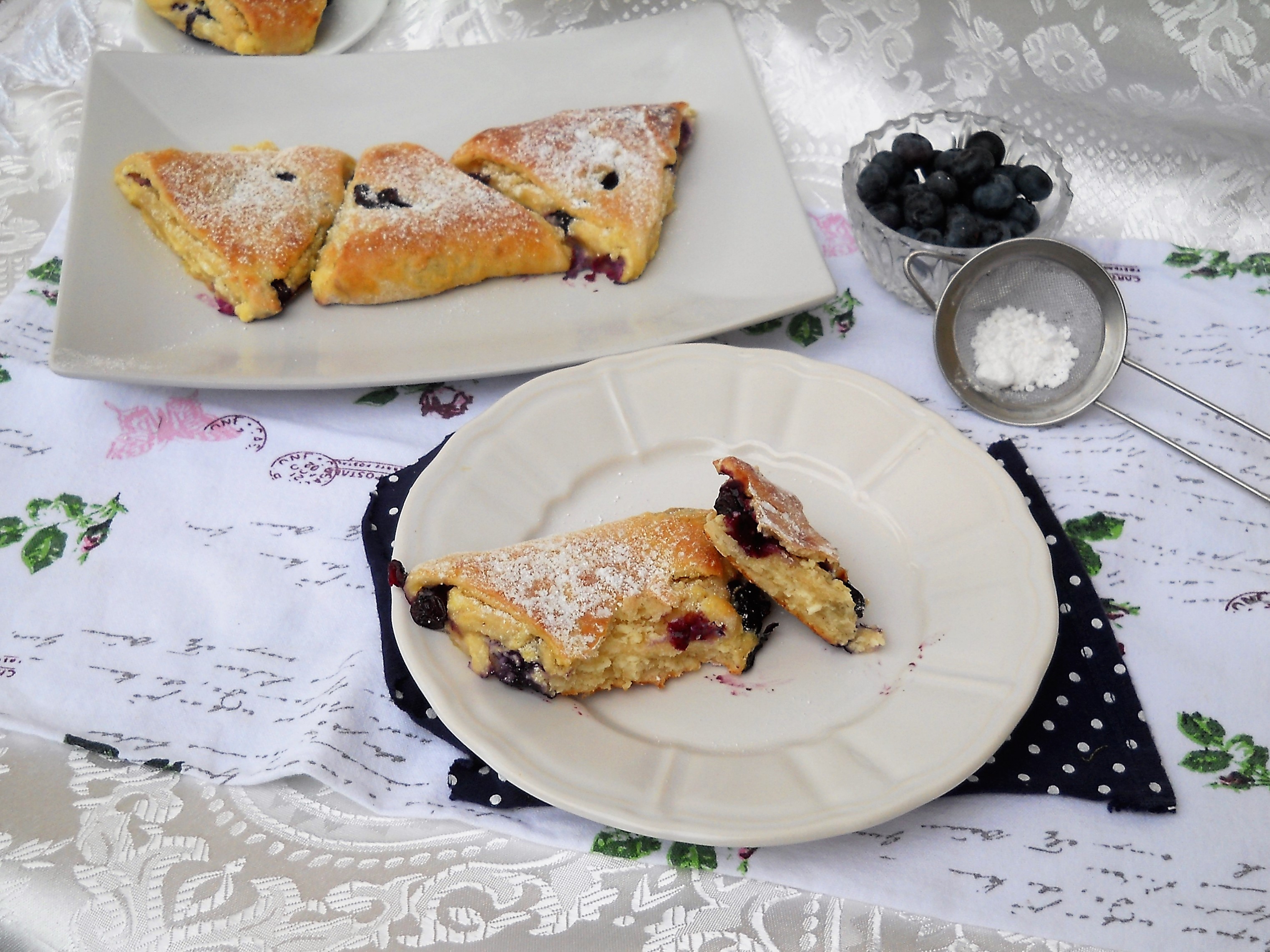 Desert placinte cu afine si branza de vaci