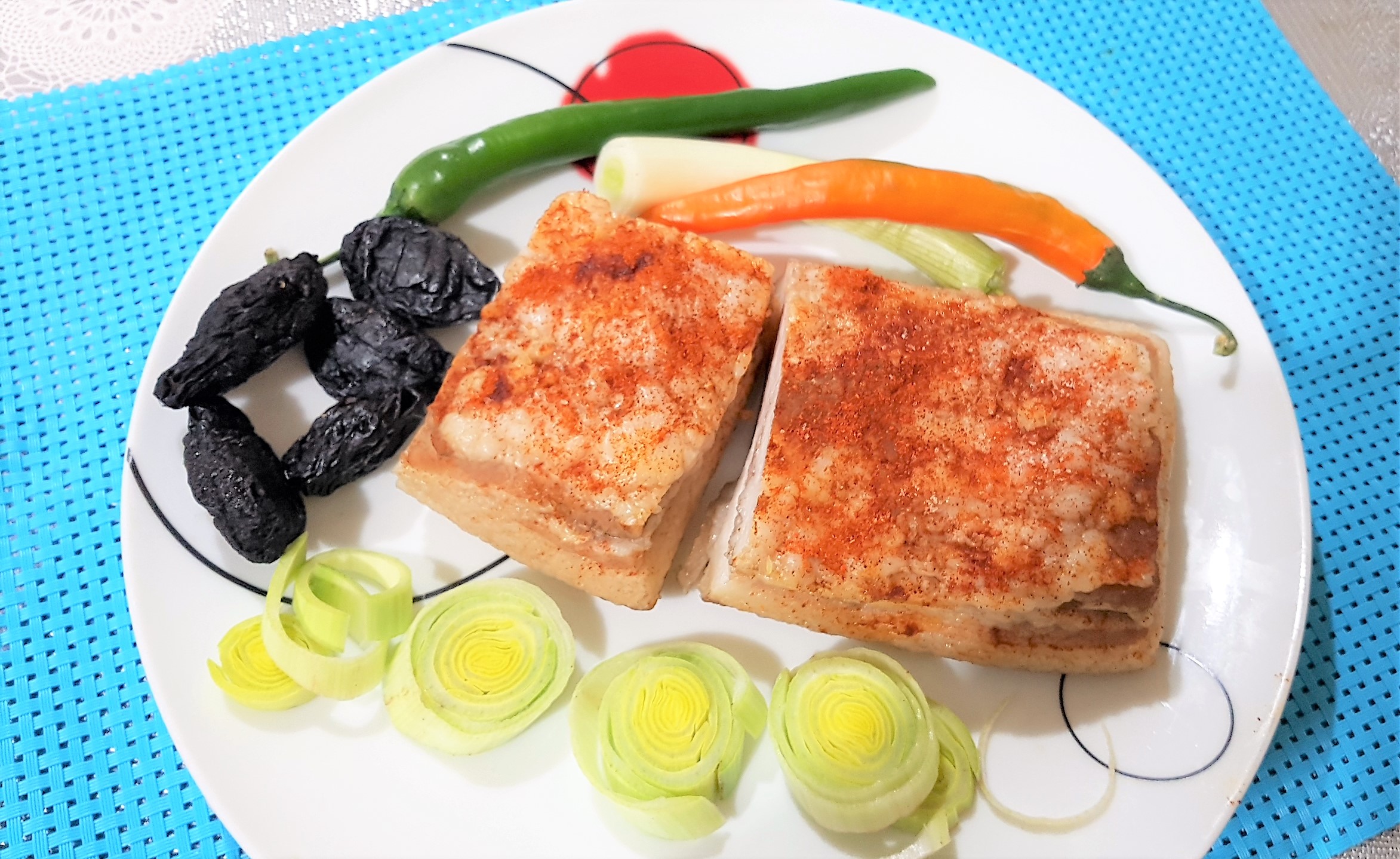 Slanina cu boia -fiarta cu prune uscate si coji de ceapa
