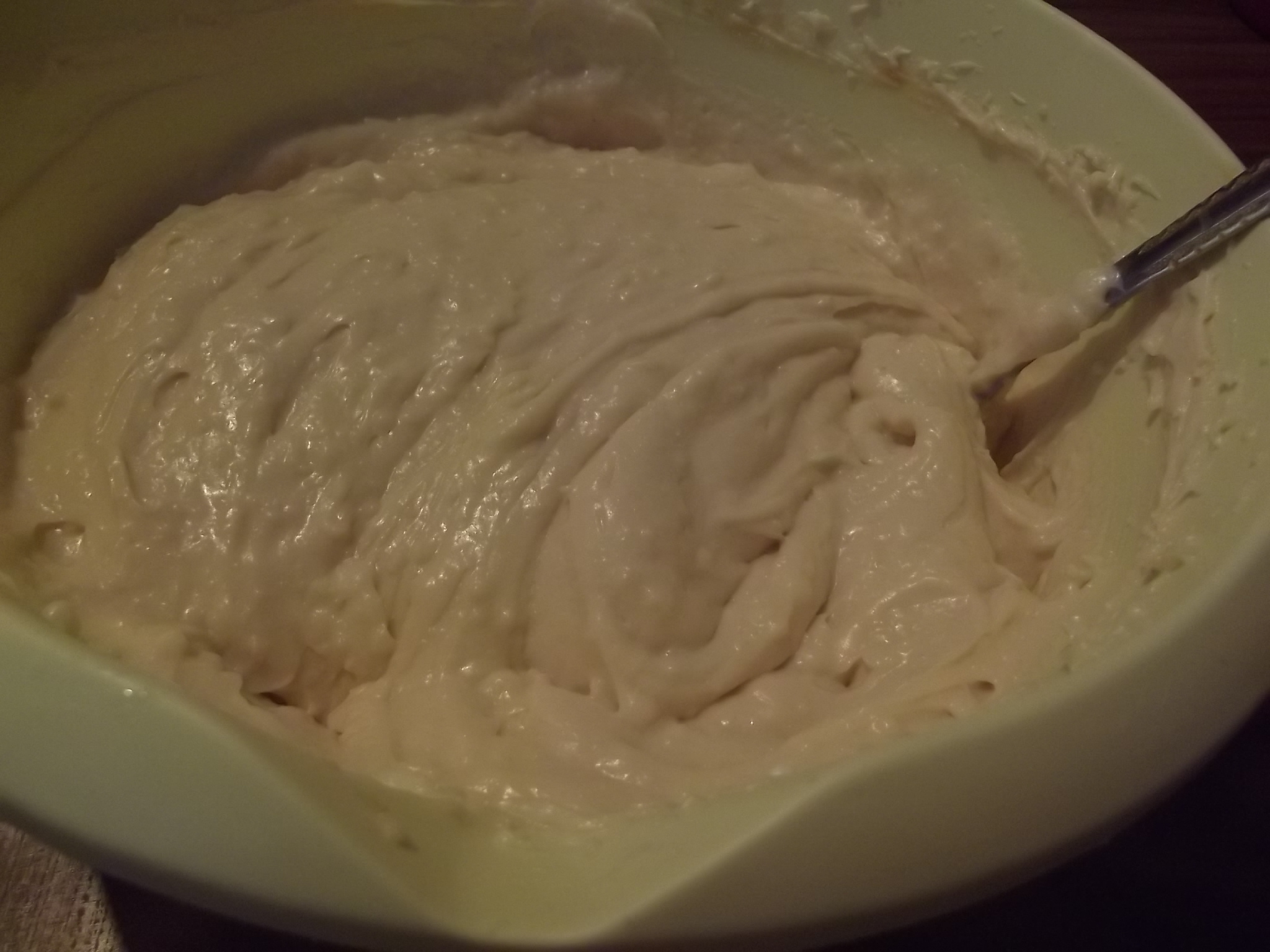 Desert negresa din albusuri cu ciocolata si crema caramel