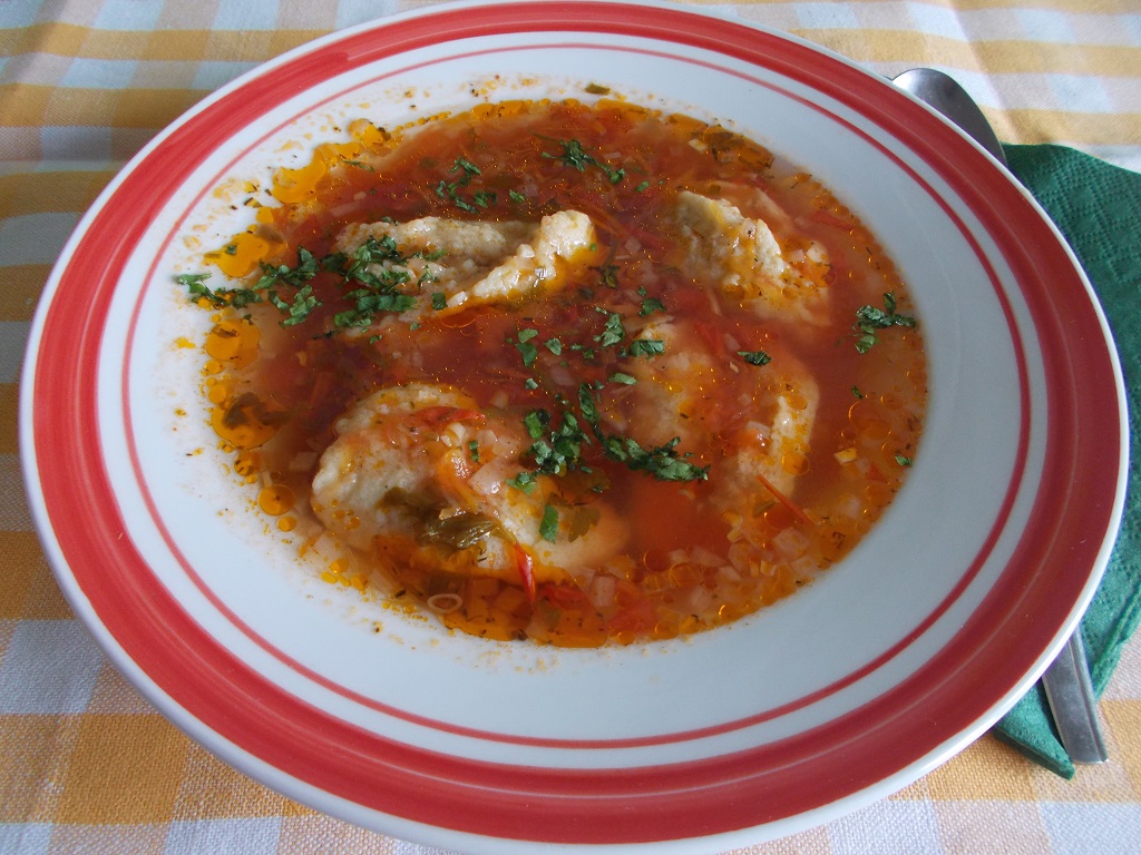 Supa de rosii, cu morcovi si galuste de faina