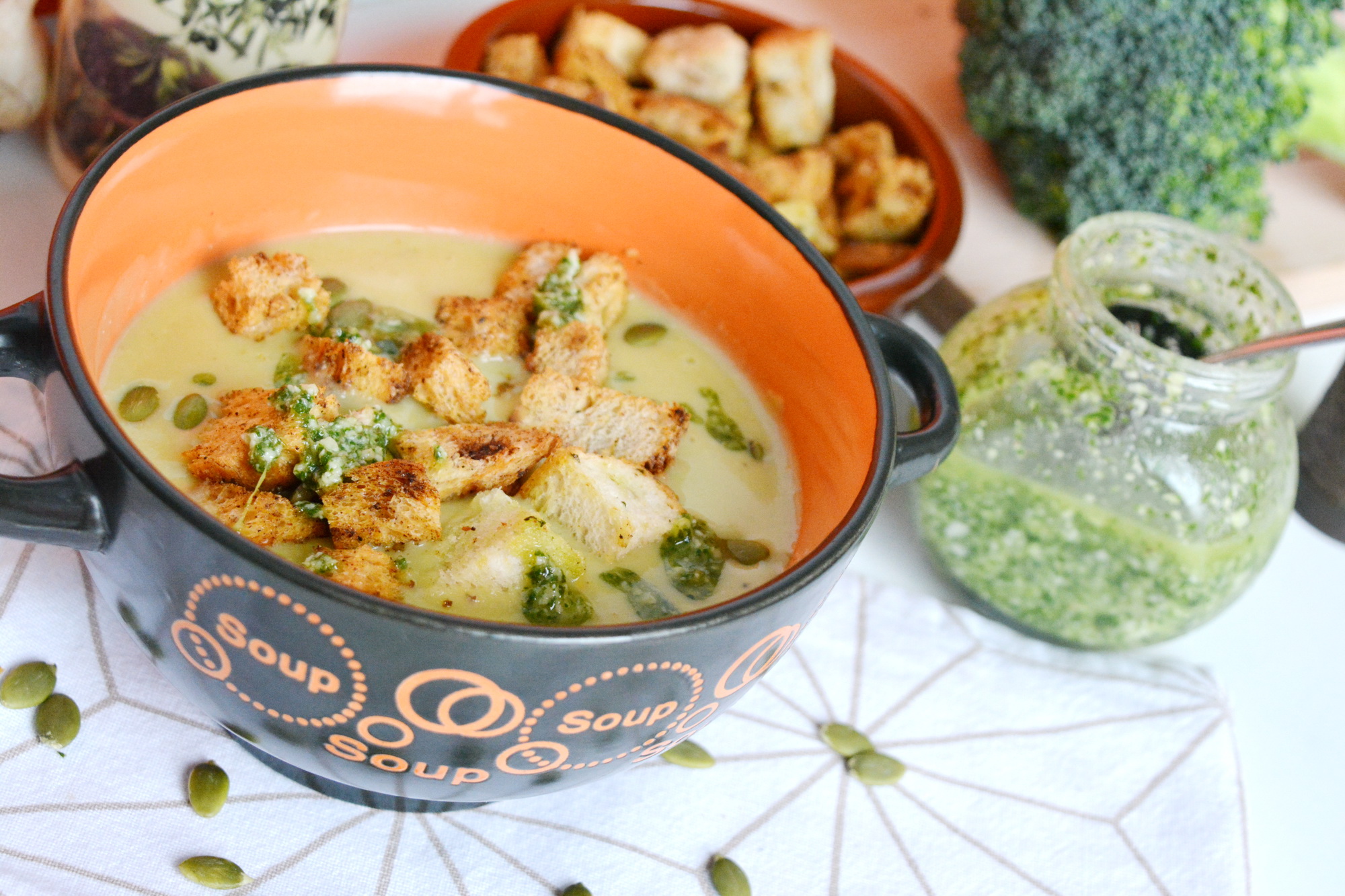 Crema de broccoli cu seminte de dovleac, crutoane si pesto din menta