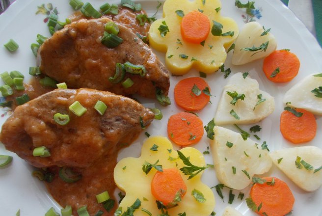 Ficat de porc in sos de vin, cu legume natur