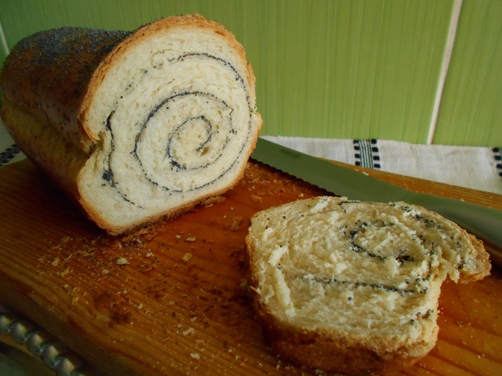 Paine rulata, cu mac sau chimen