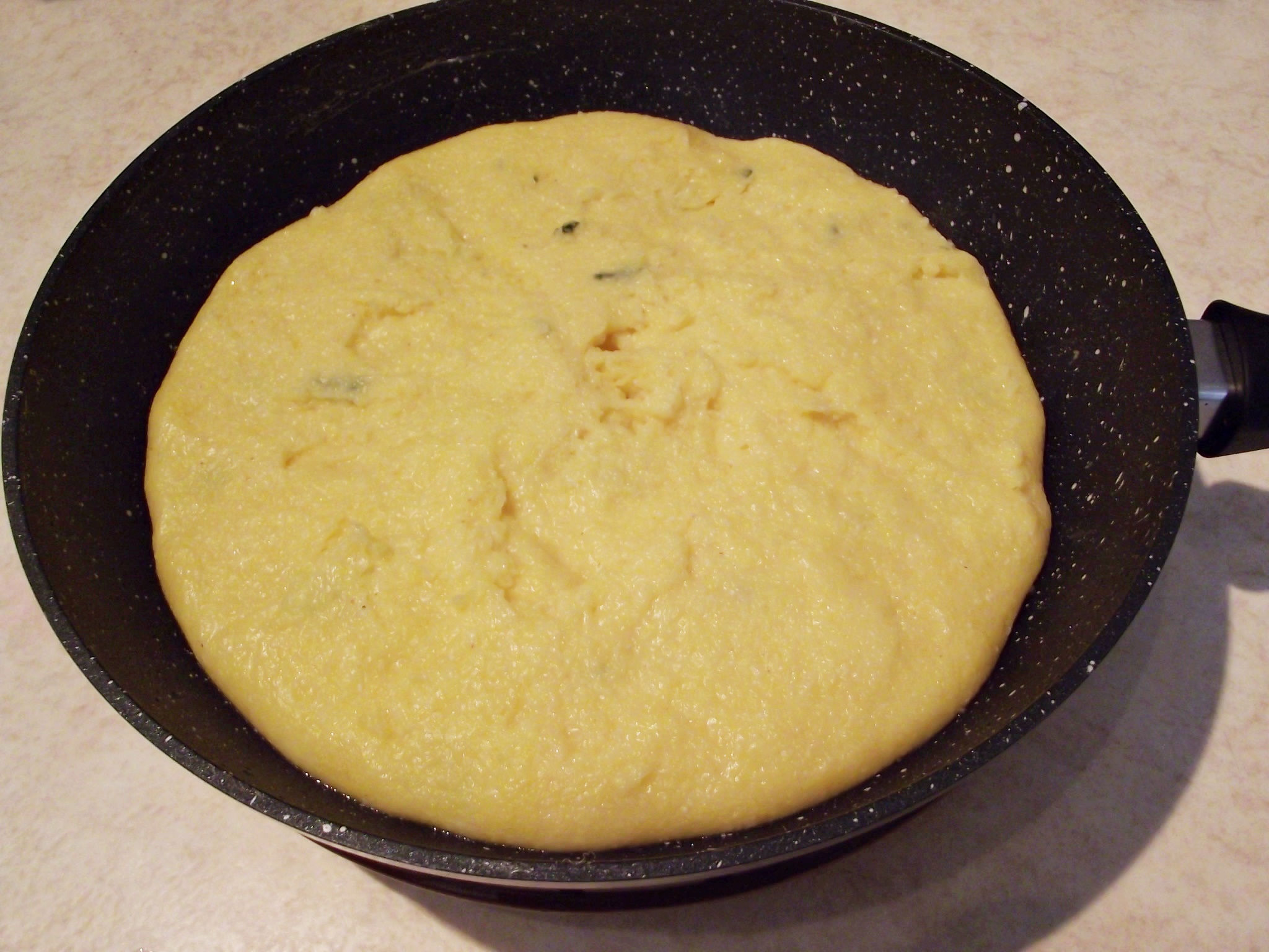 Mamaliguta cu busuioc si parmezan preparata la wok