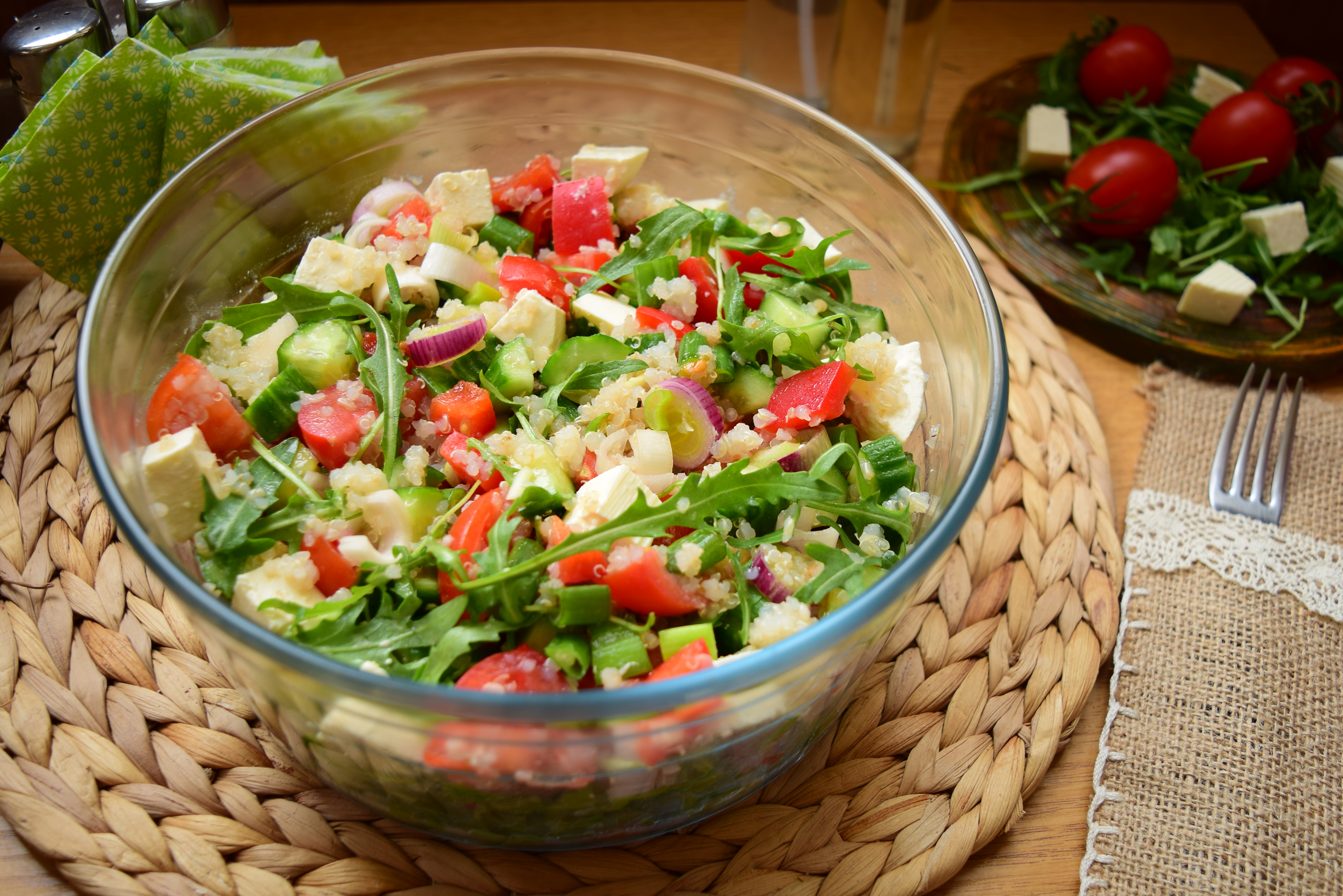 Salata de legume cu quinoa alba si branza
