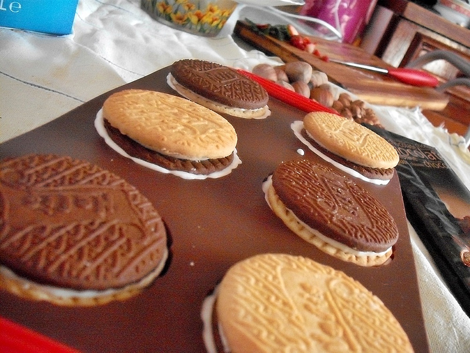 Desert minibavareze de capsuni cu ciocolata si alune de padure