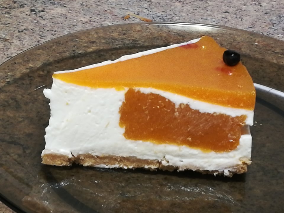 Desert cheesecake cu jeleu de caise