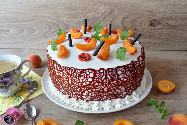 Desert tort cu caise, crema de ciocolata si mascarpone
