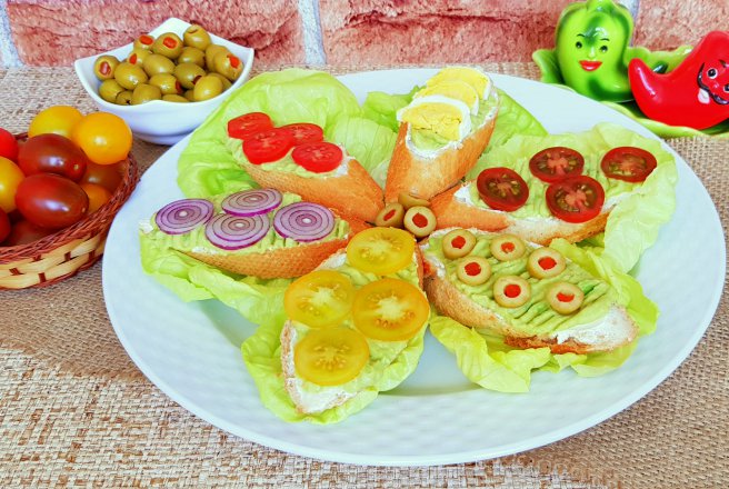 Aperitiv tartine cu branza, avocado si diverse combinatii