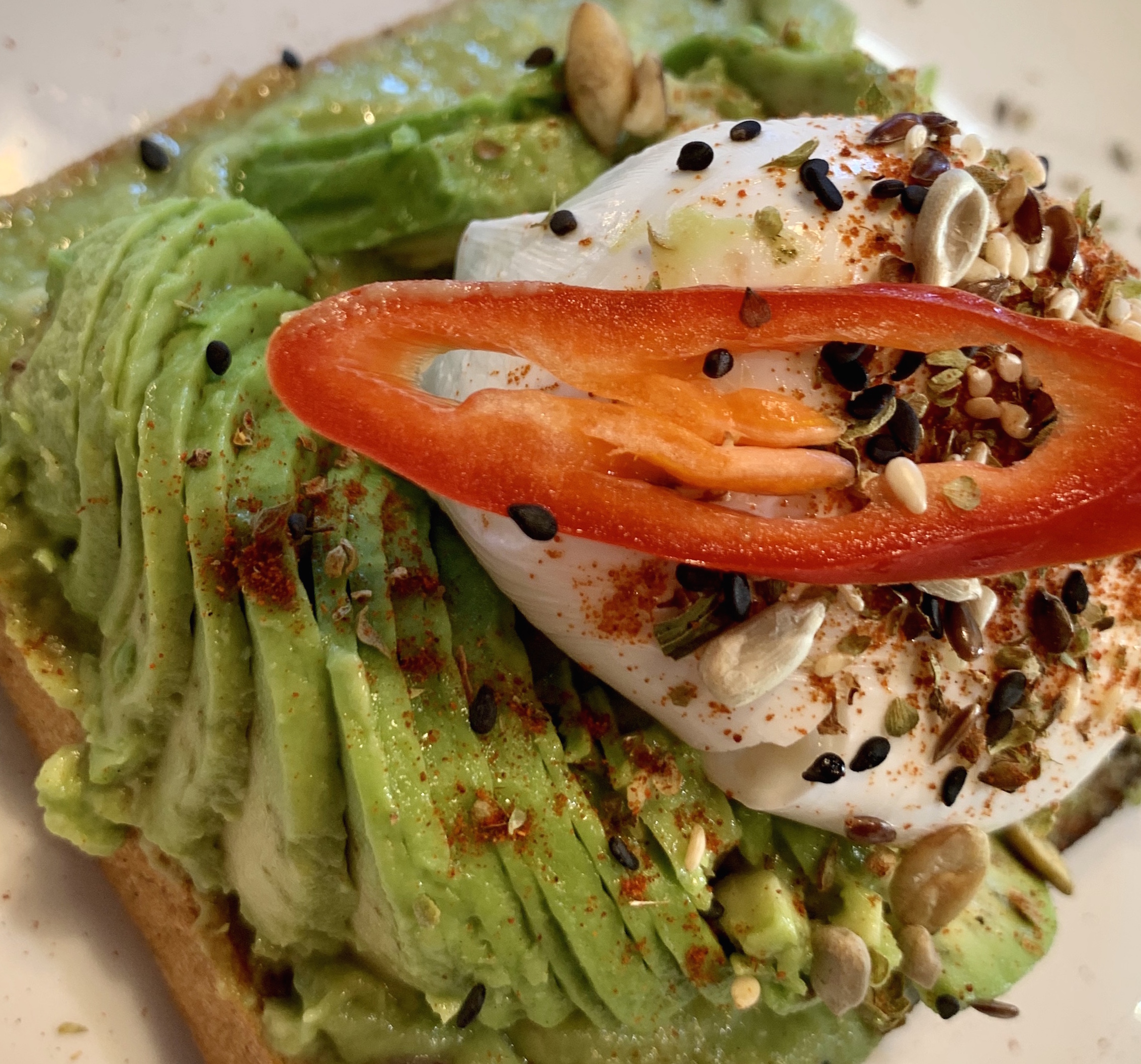 Toast cu ou posat si avocado