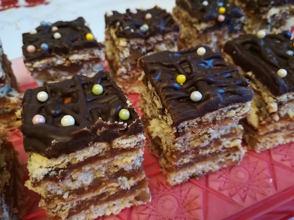 Desert prajitura cu blat din albus cu nuca si crema de caramel cu mascarpone