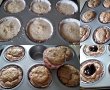 Desert briose cu nuci si dulceata de visine decorate cu trandafiri de frișcă-1