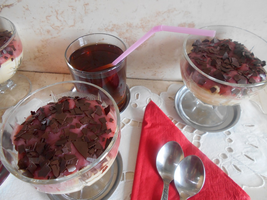 Desert crema de vanilie si capsuni, la cupe