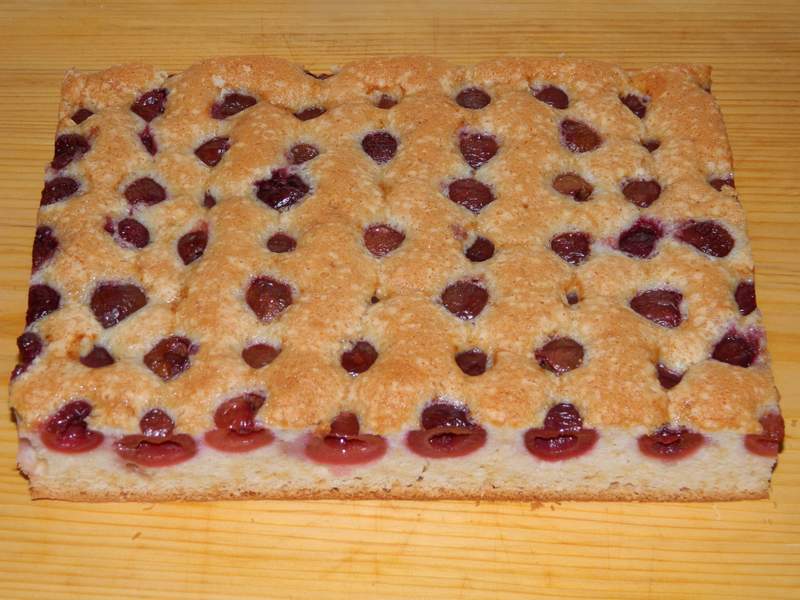 Desert prajitura din albusuri cu cirese